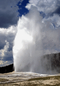 Geyser majestueux sous un ciel dramatique
